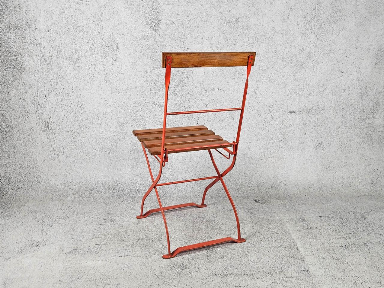 FOLDING CHAIR