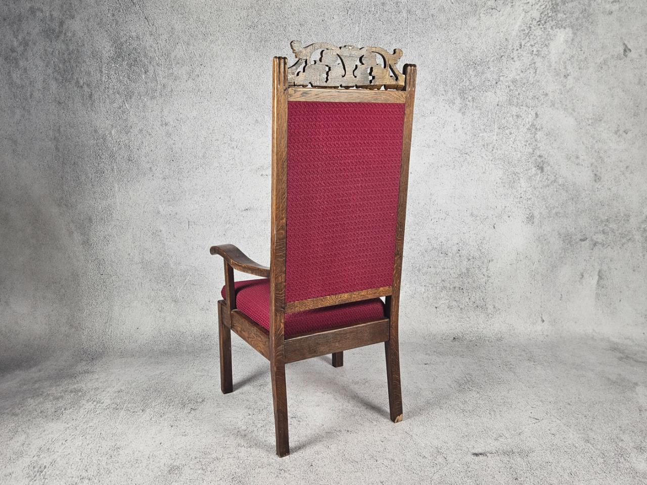 JUDGE'S CHAIR
