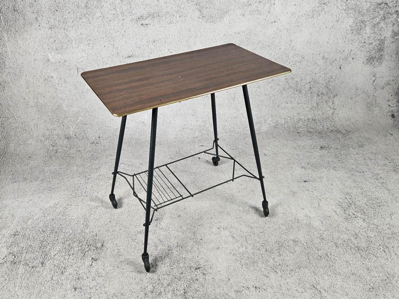 TABLE ON WHEELS