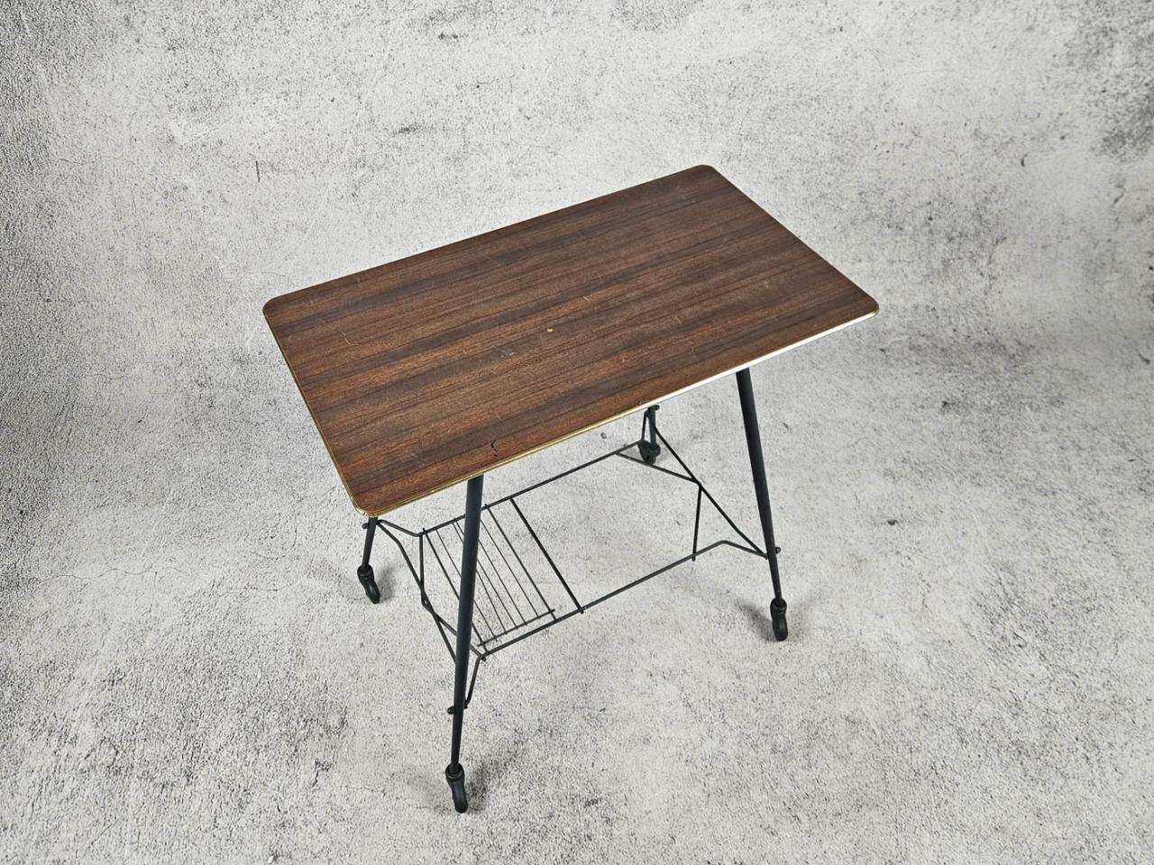 TABLE ON WHEELS