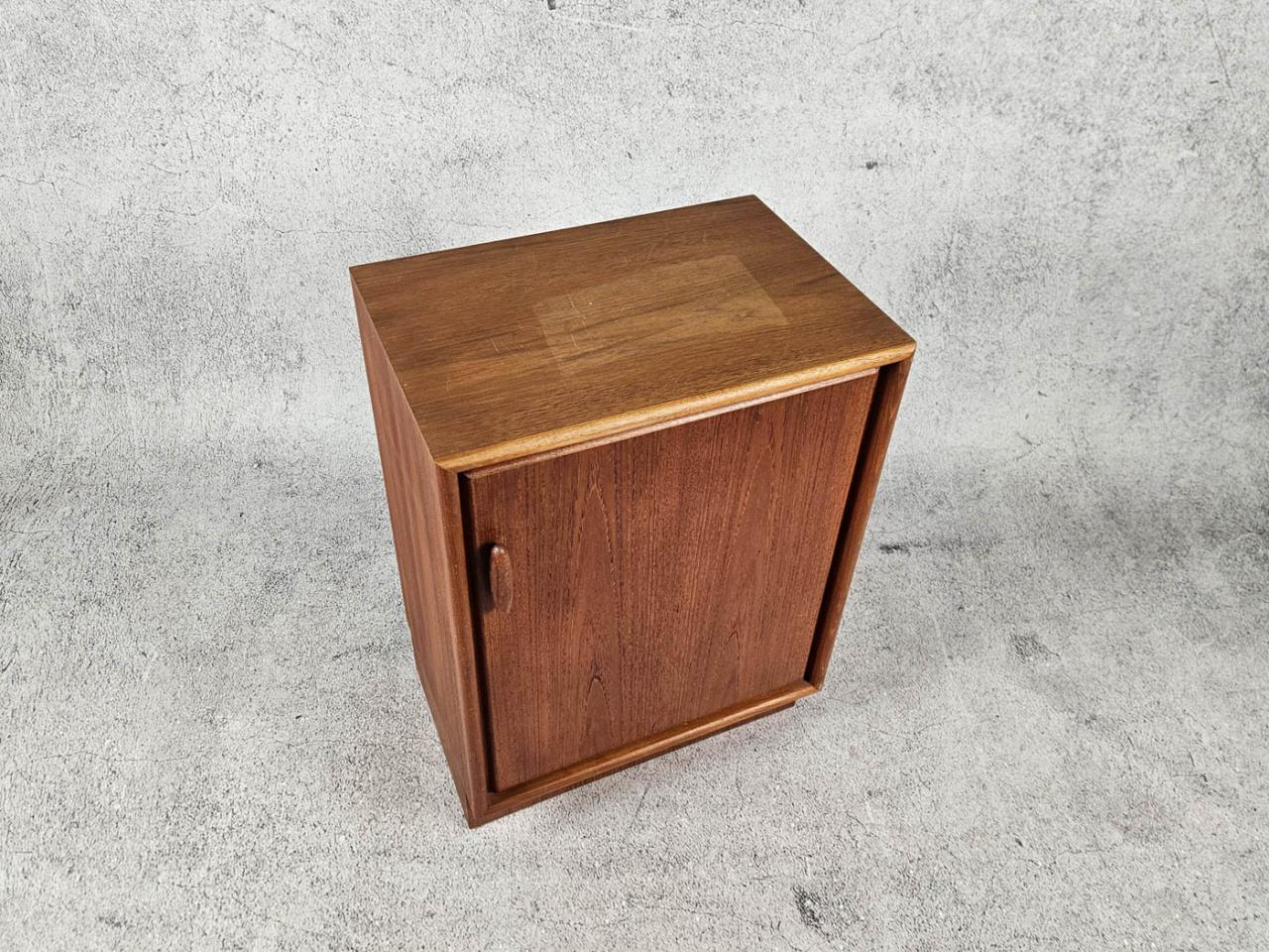 NIGHTSTAND
