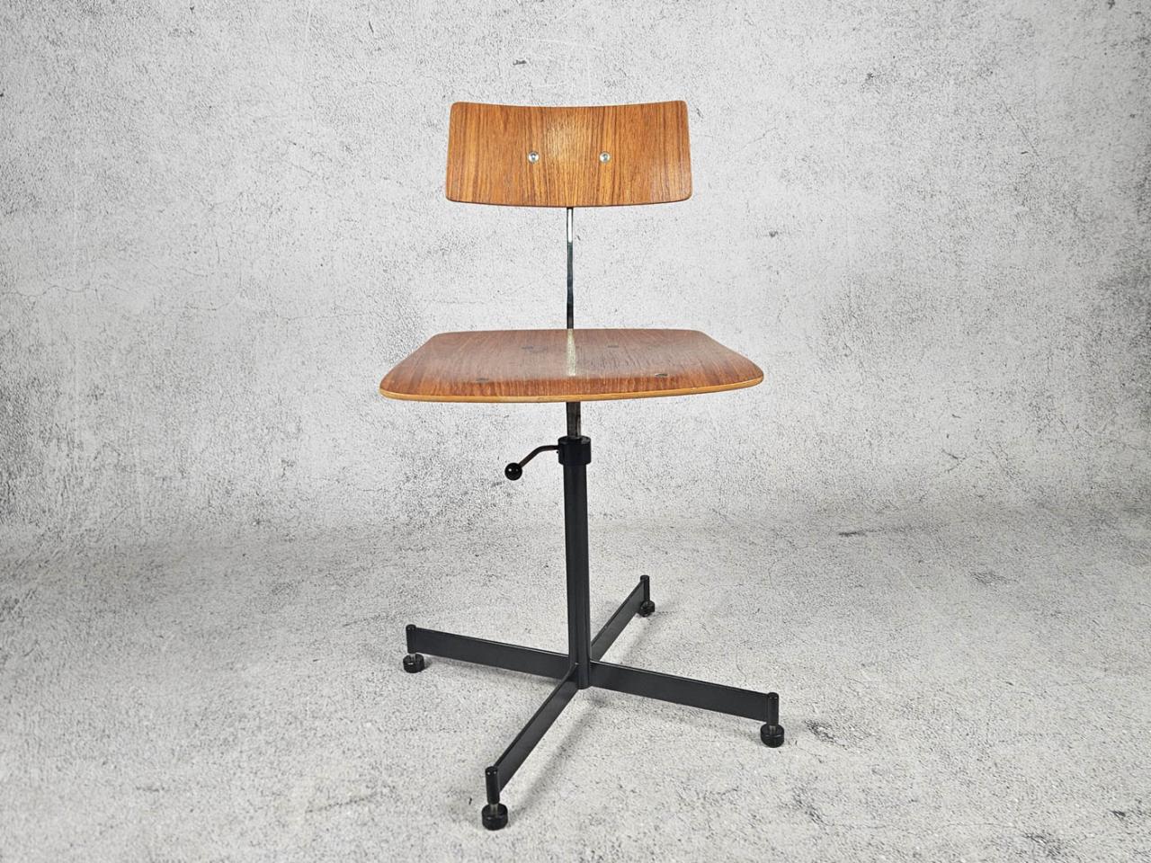SWIVEL CHAIR