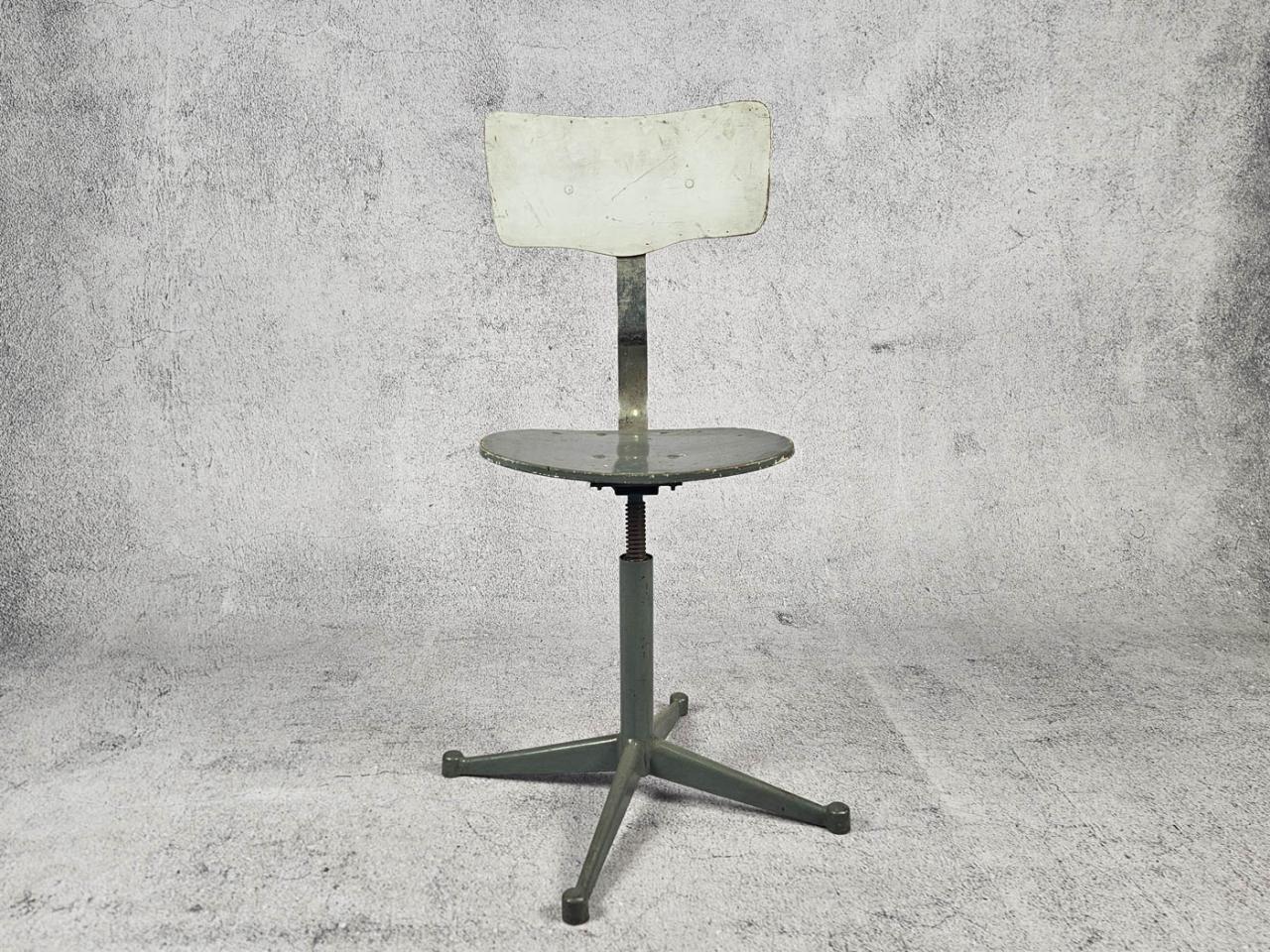 SWIVEL CHAIR