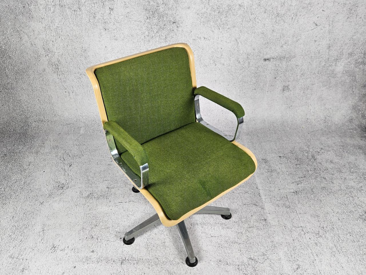 SWIVEL OFFICE CHAIR