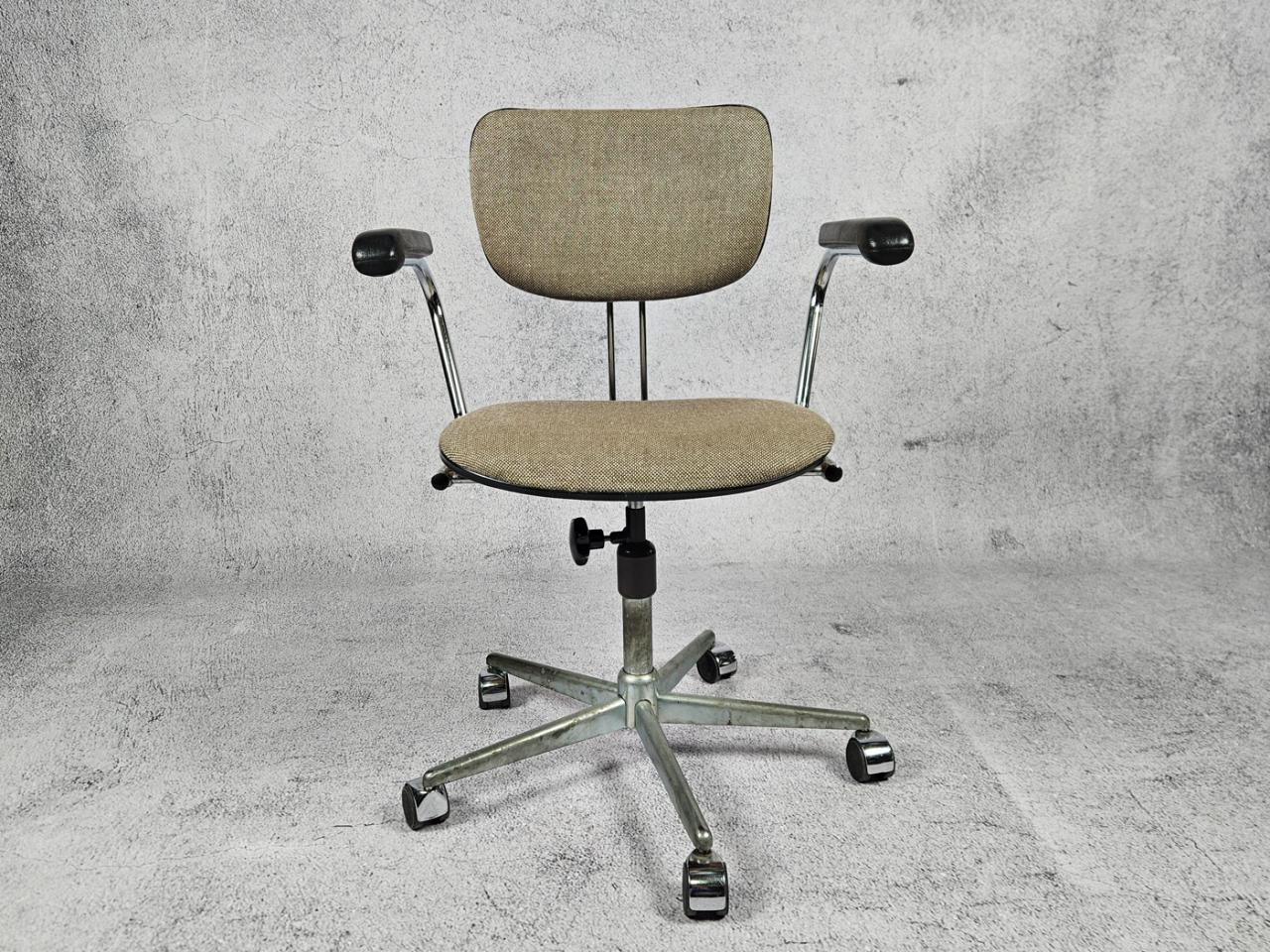 SWIVEL OFFICE CHAIR