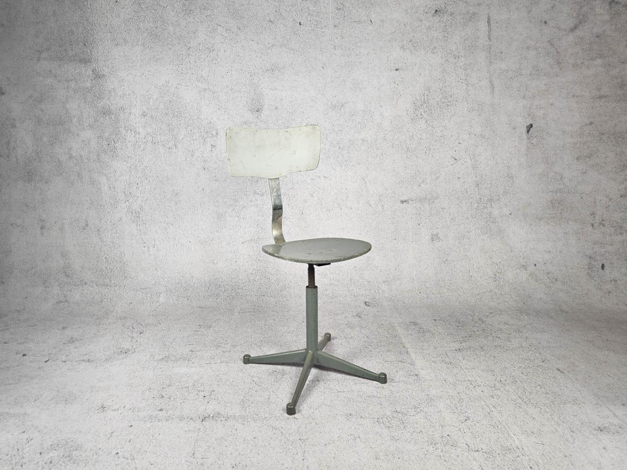 SWIVEL CHAIR