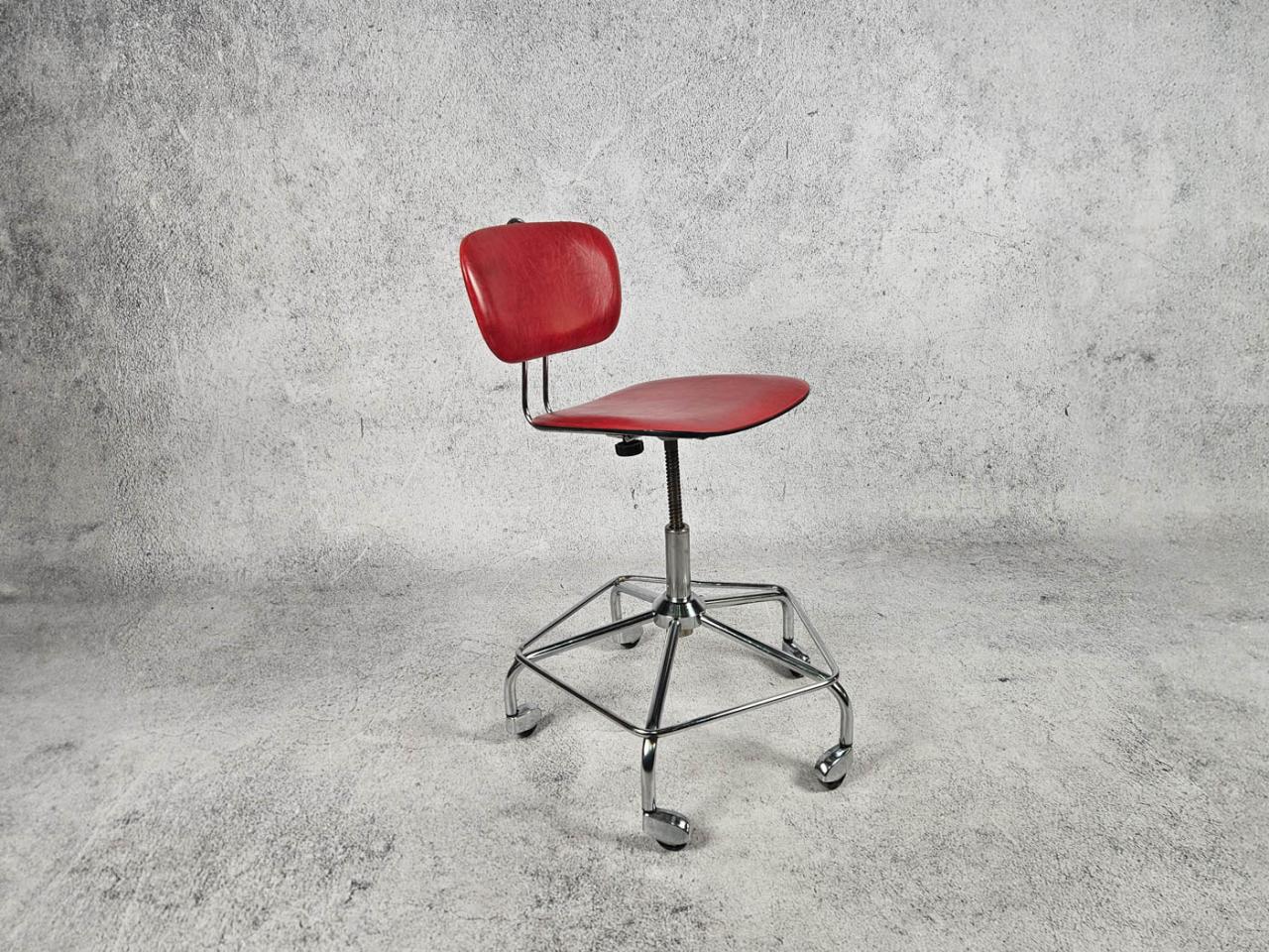 SWIVEL CHAIR