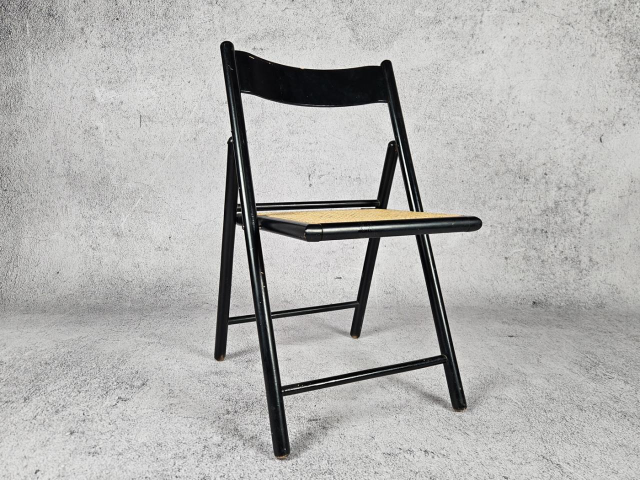 FOLDING CHAIR