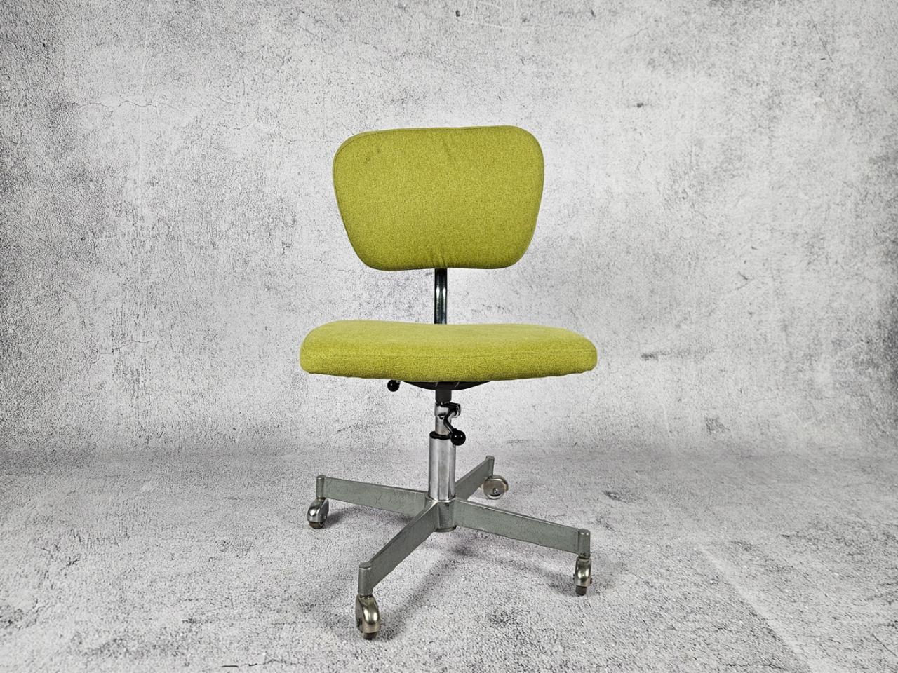 SWIVEL OFFICE CHAIR
