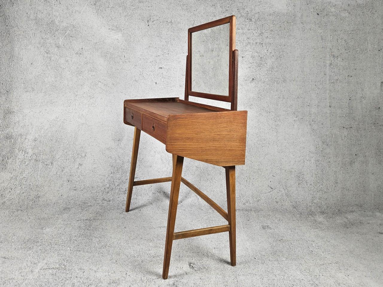 DRESSING TABLE