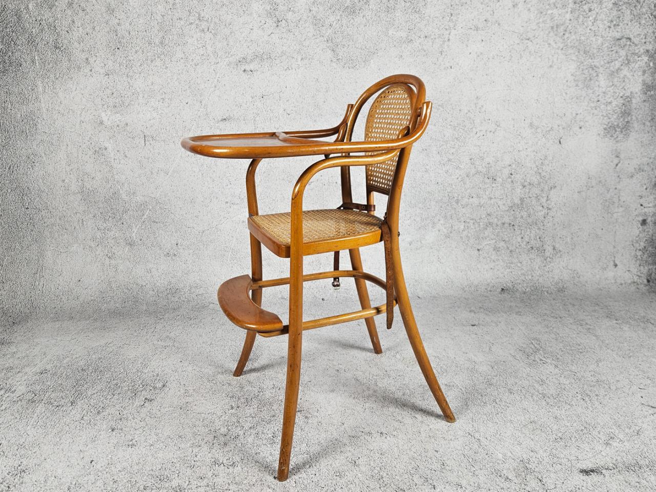FEEDING CHAIR