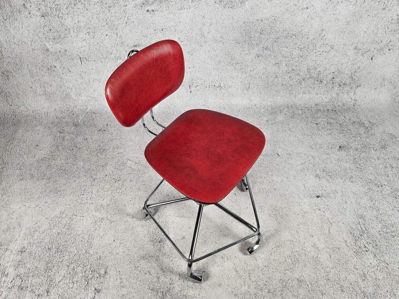 SWIVEL CHAIR