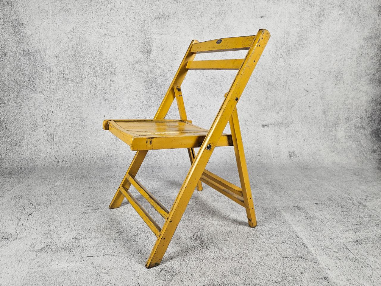 FOLDING CHAIR