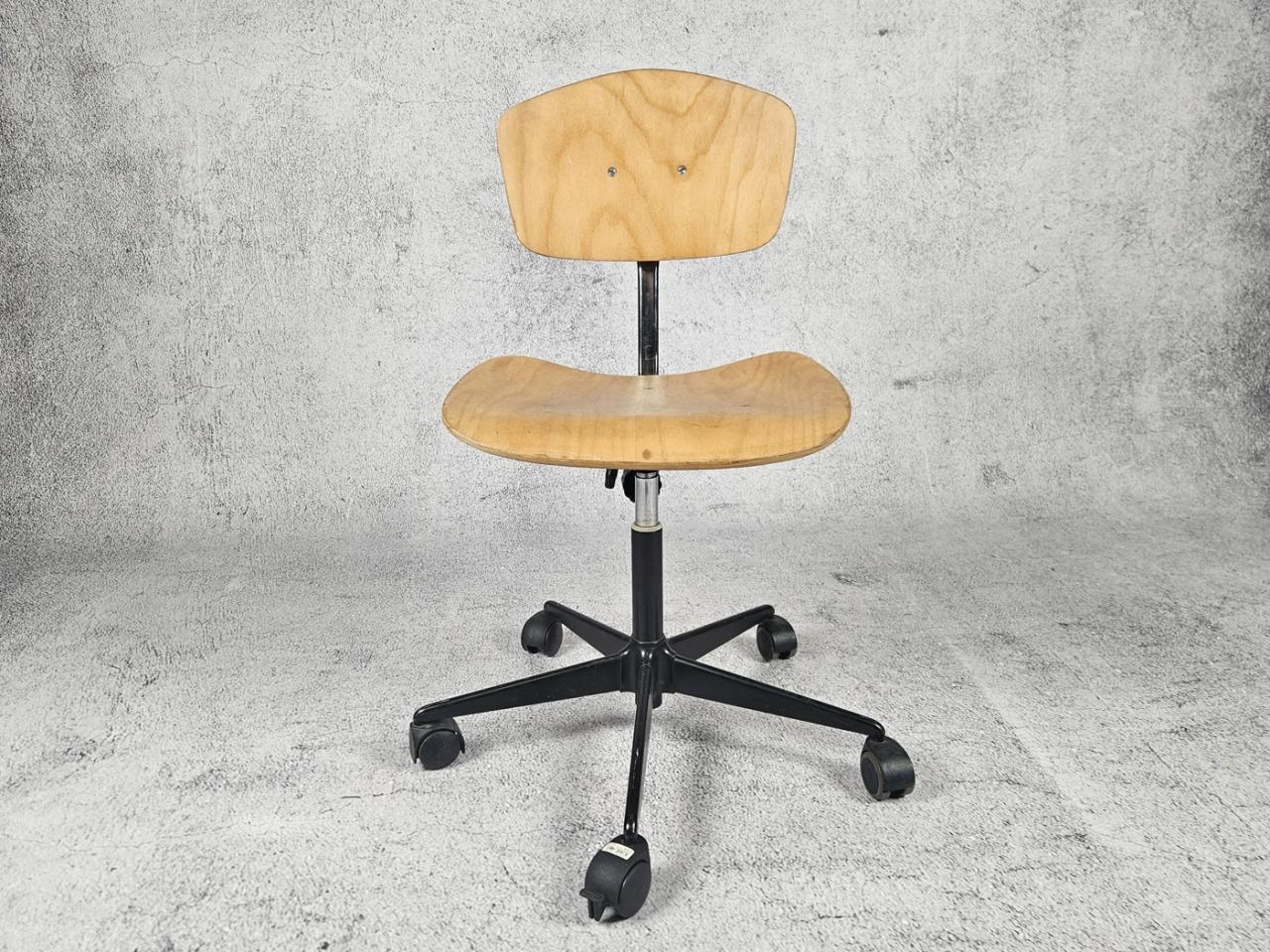 SWIVEL OFFICE CHAIR