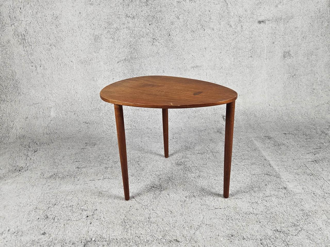 SCANDINAVIAN TABLE