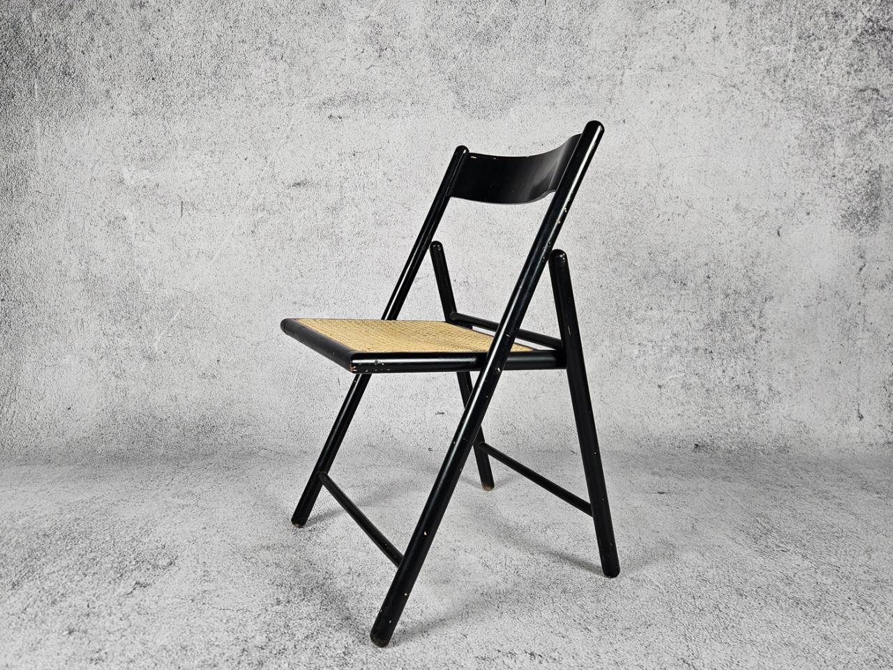 FOLDING CHAIR