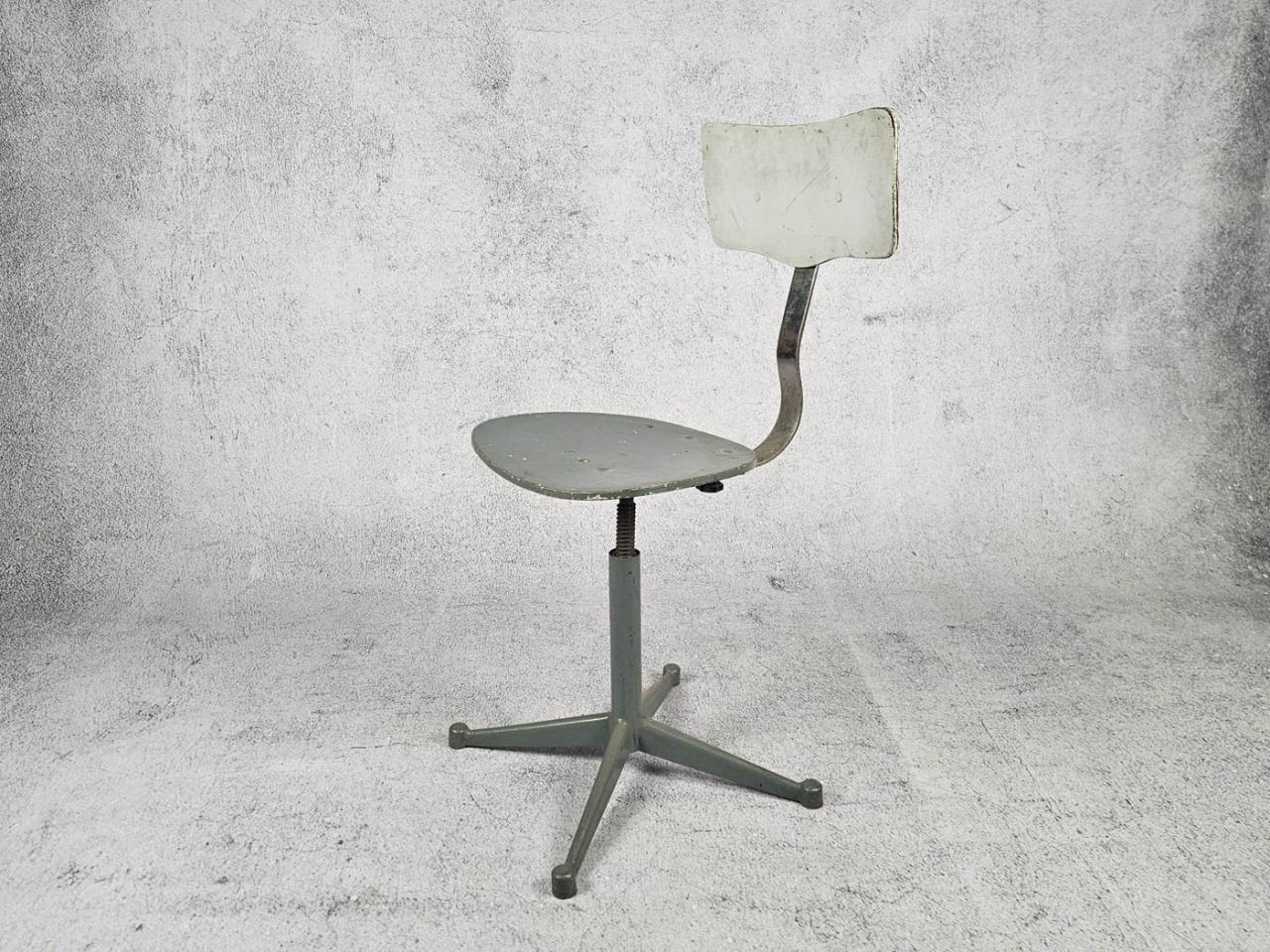 SWIVEL CHAIR