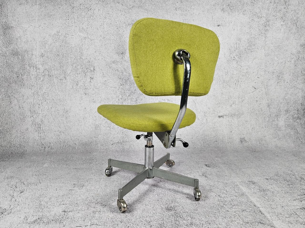 SWIVEL OFFICE CHAIR