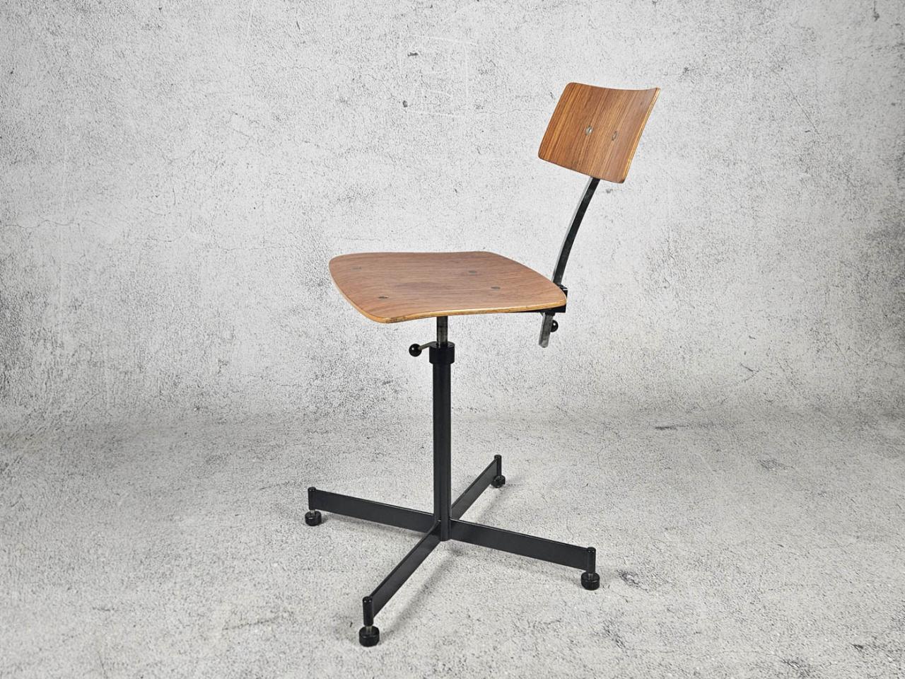 SWIVEL CHAIR