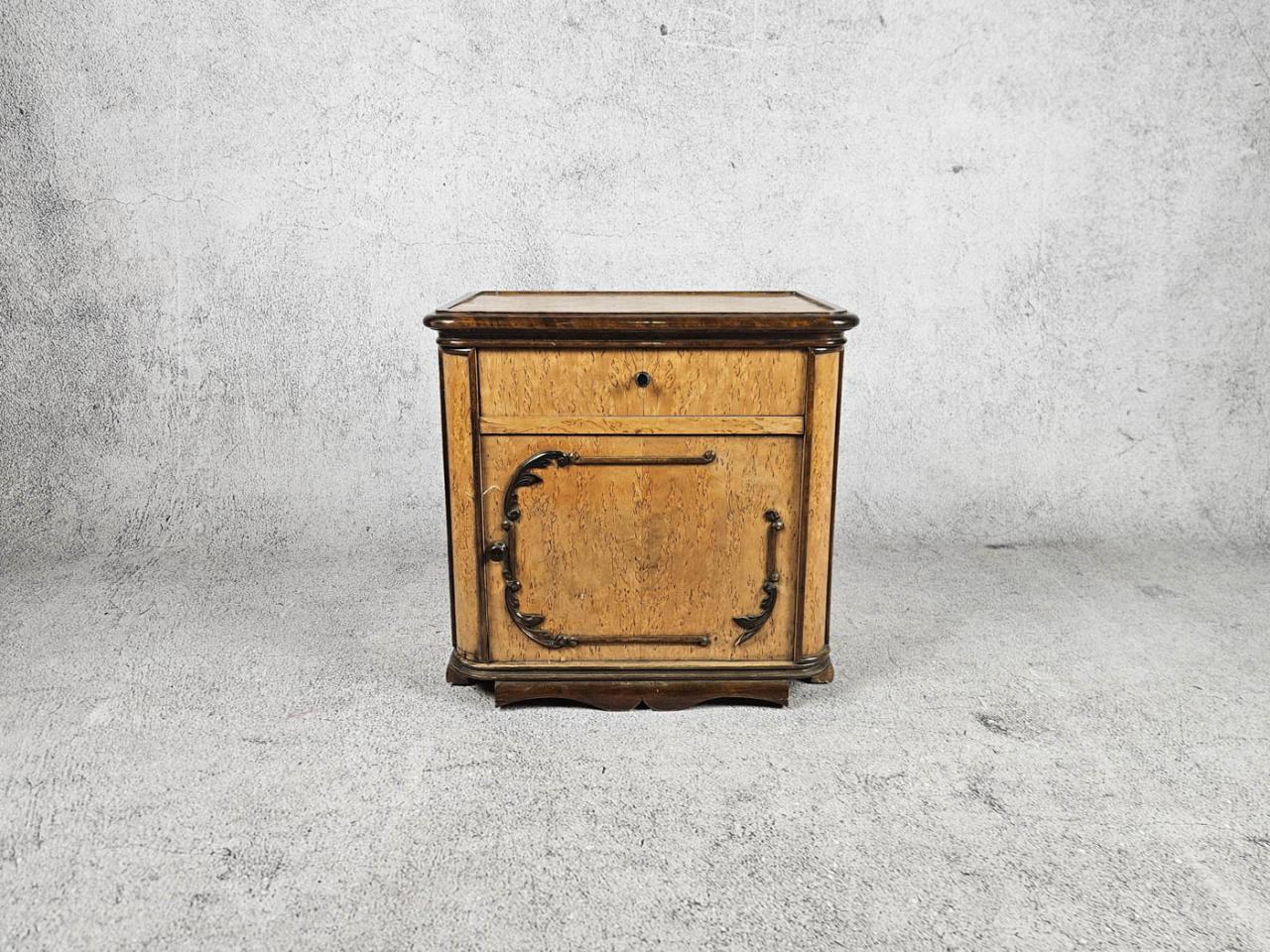 BEDSIDE TABLE