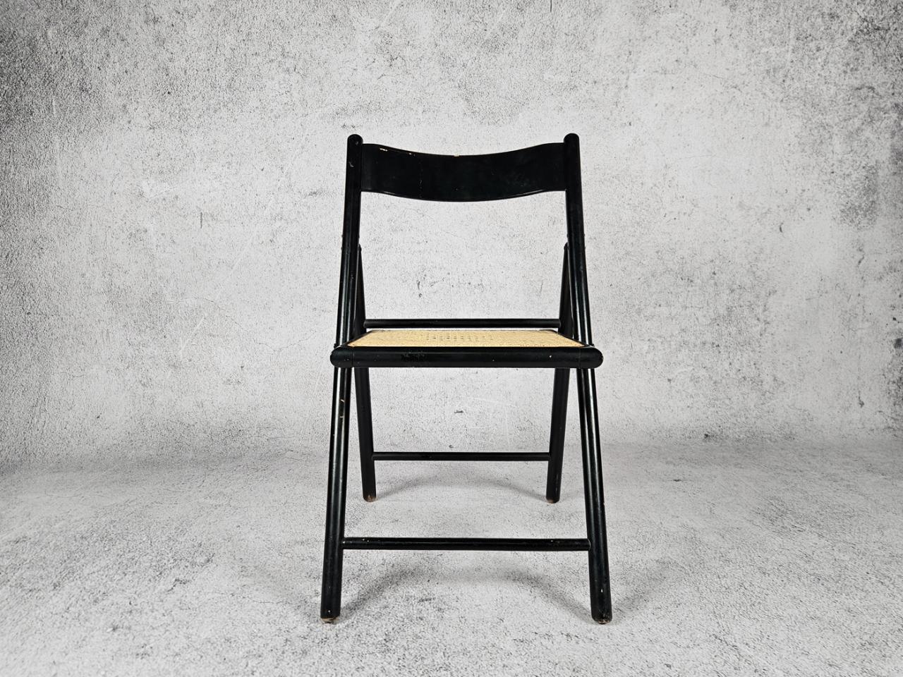 FOLDING CHAIR