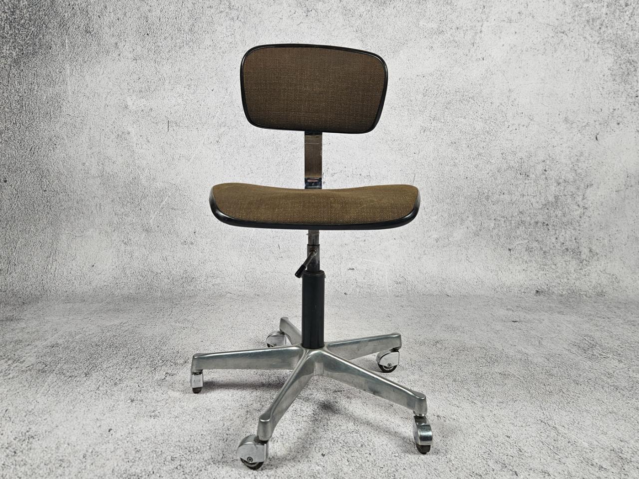 SWIVEL OFFICE CHAIR