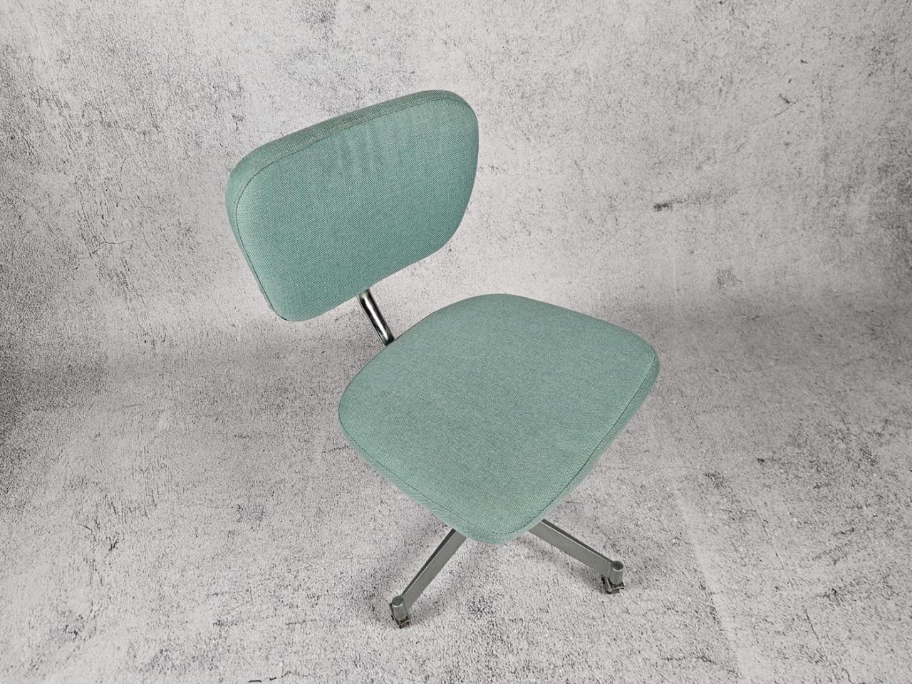 SWIVEL OFFICE CHAIR