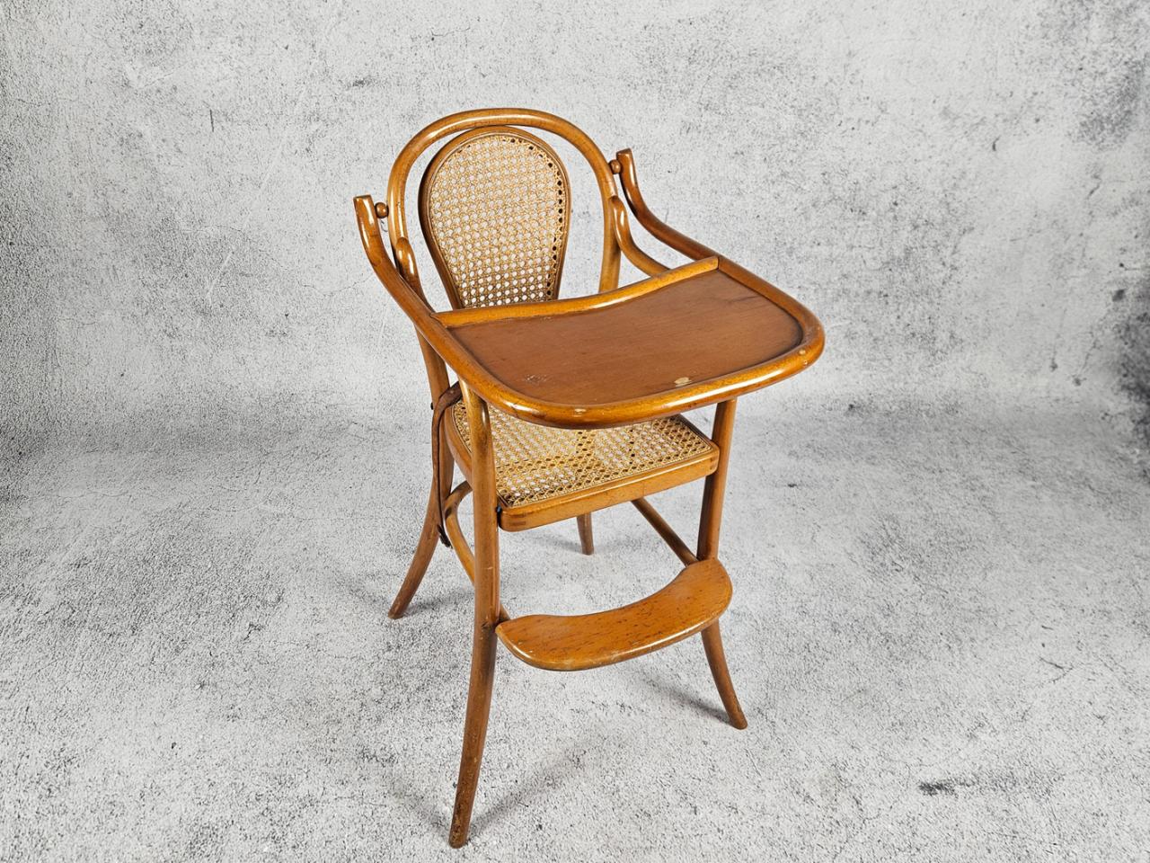 FEEDING CHAIR