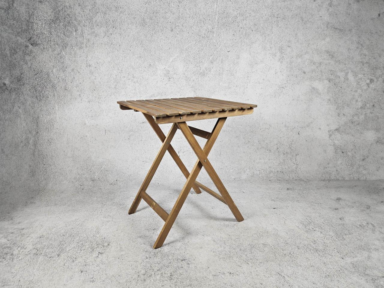 GARDEN TABLE