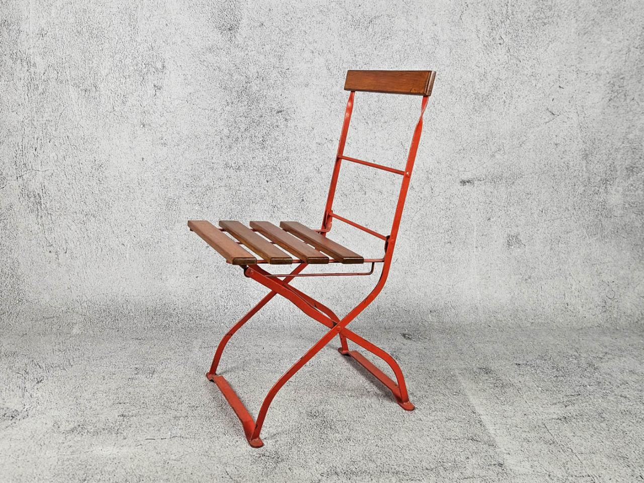 FOLDING CHAIR