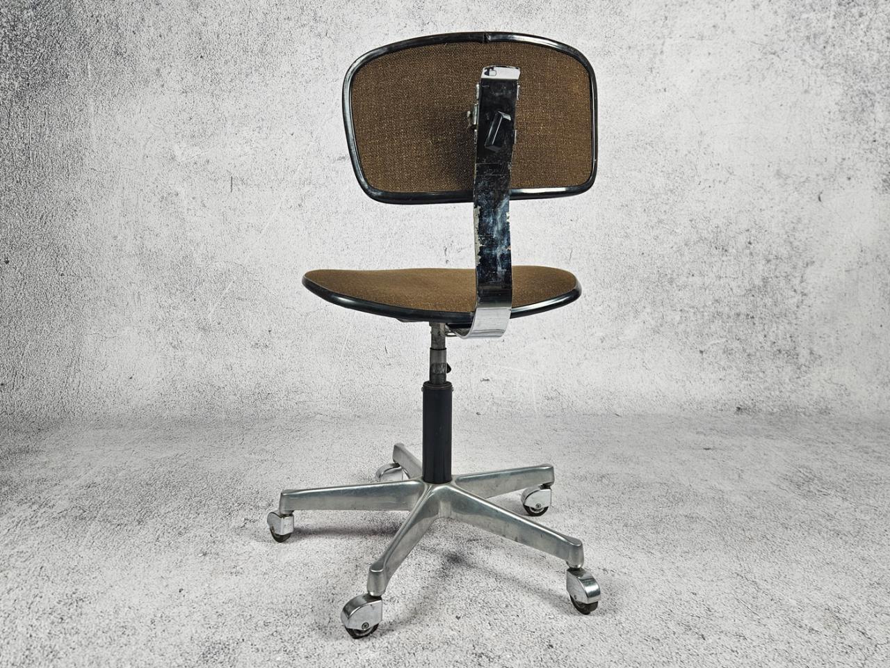 SWIVEL OFFICE CHAIR