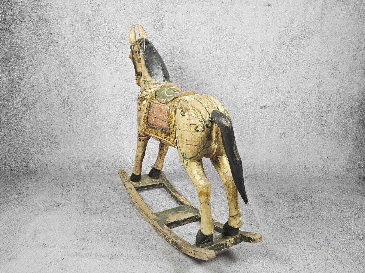 FIGURKA KOŃ, KONIK NA BIEGUNACH