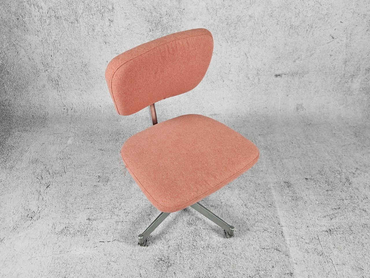 SWIVEL OFFICE CHAIR