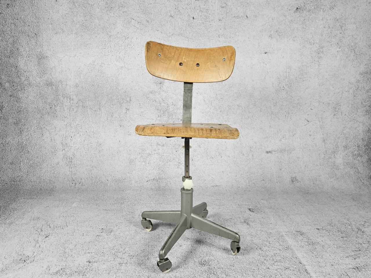 SWIVEL OFFICE CHAIR