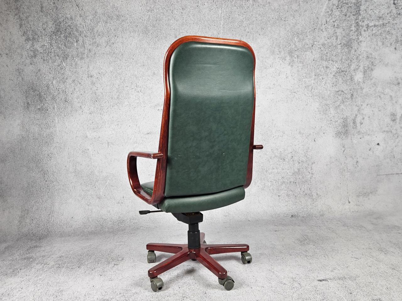 SWIVEL OFFICE CHAIR