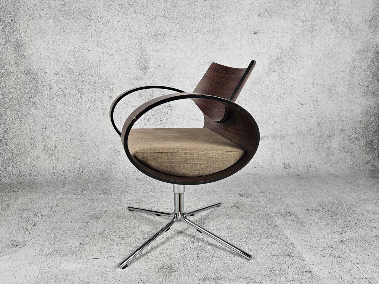 SWIVEL OFFICE CHAIR