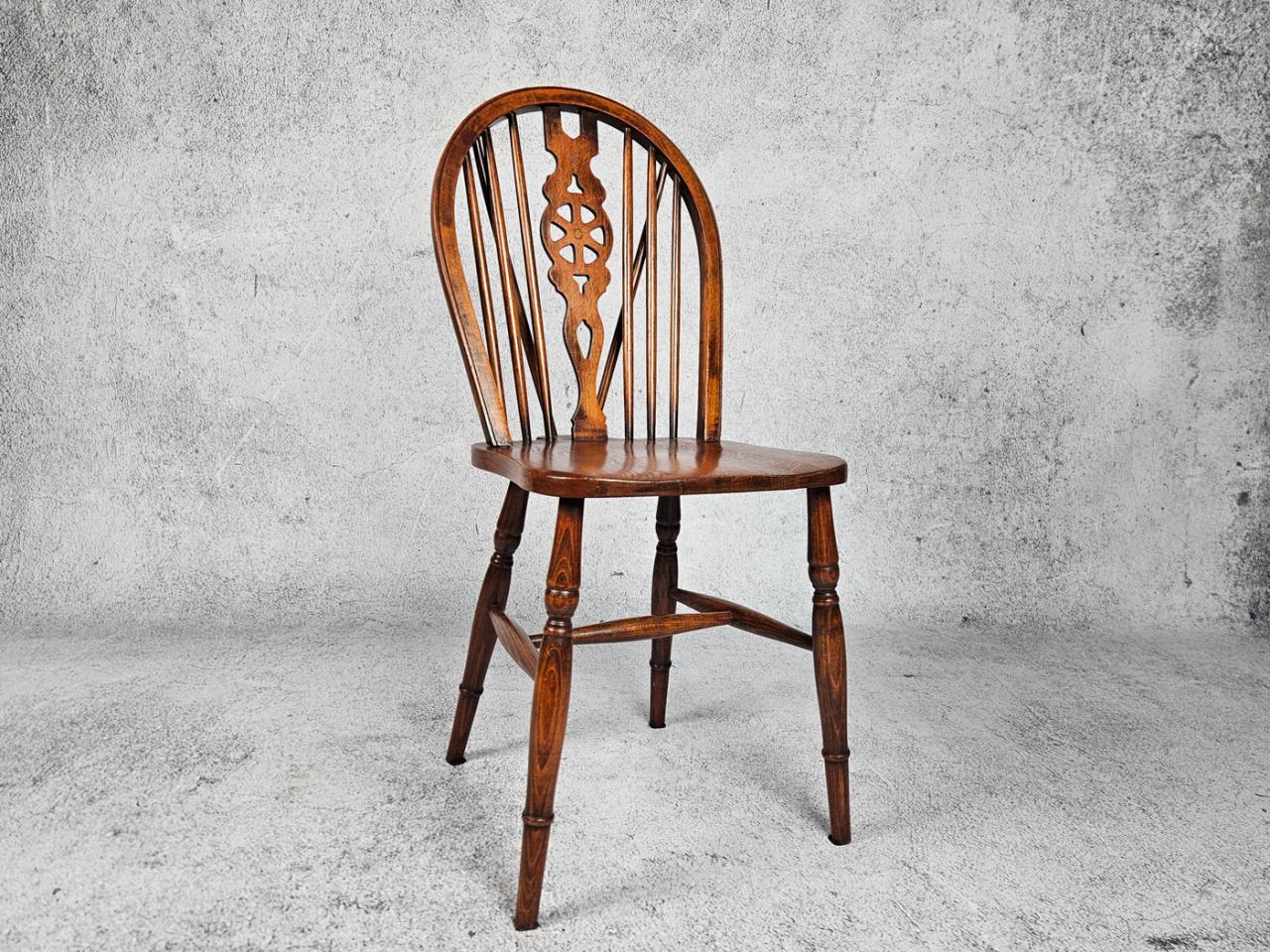 WINDSOR CHAIR