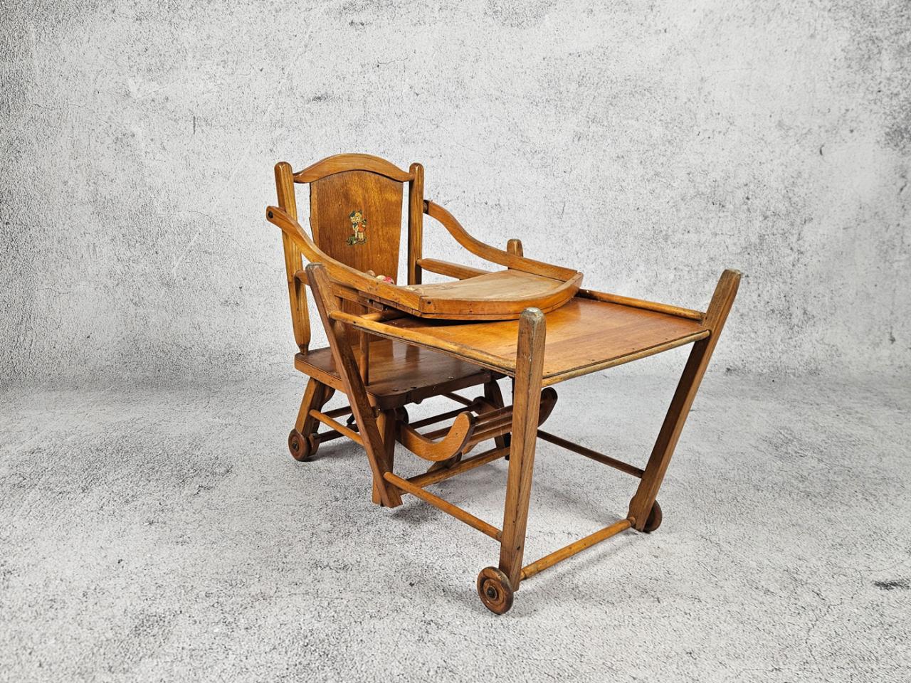 FEEDING CHAIR