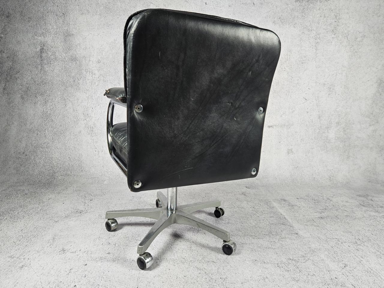 SWIVEL OFFICE CHAIR
