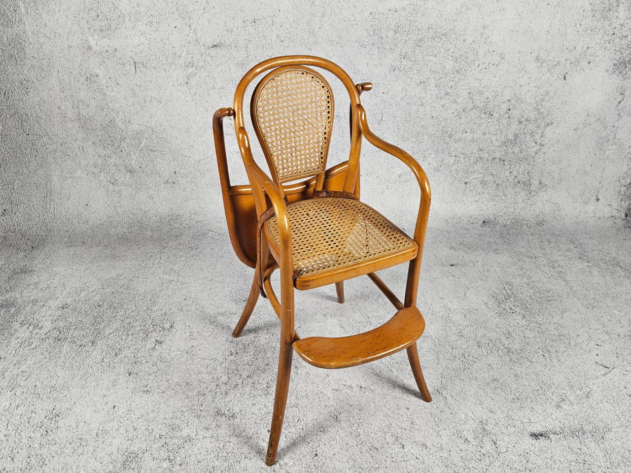 FEEDING CHAIR