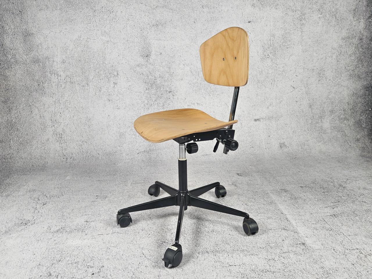 SWIVEL OFFICE CHAIR