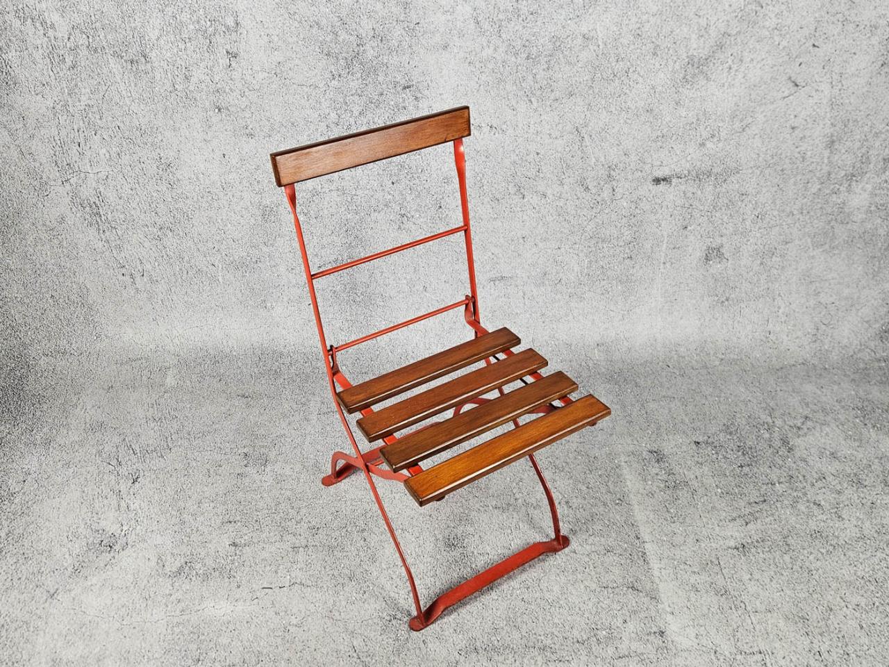 FOLDING CHAIR