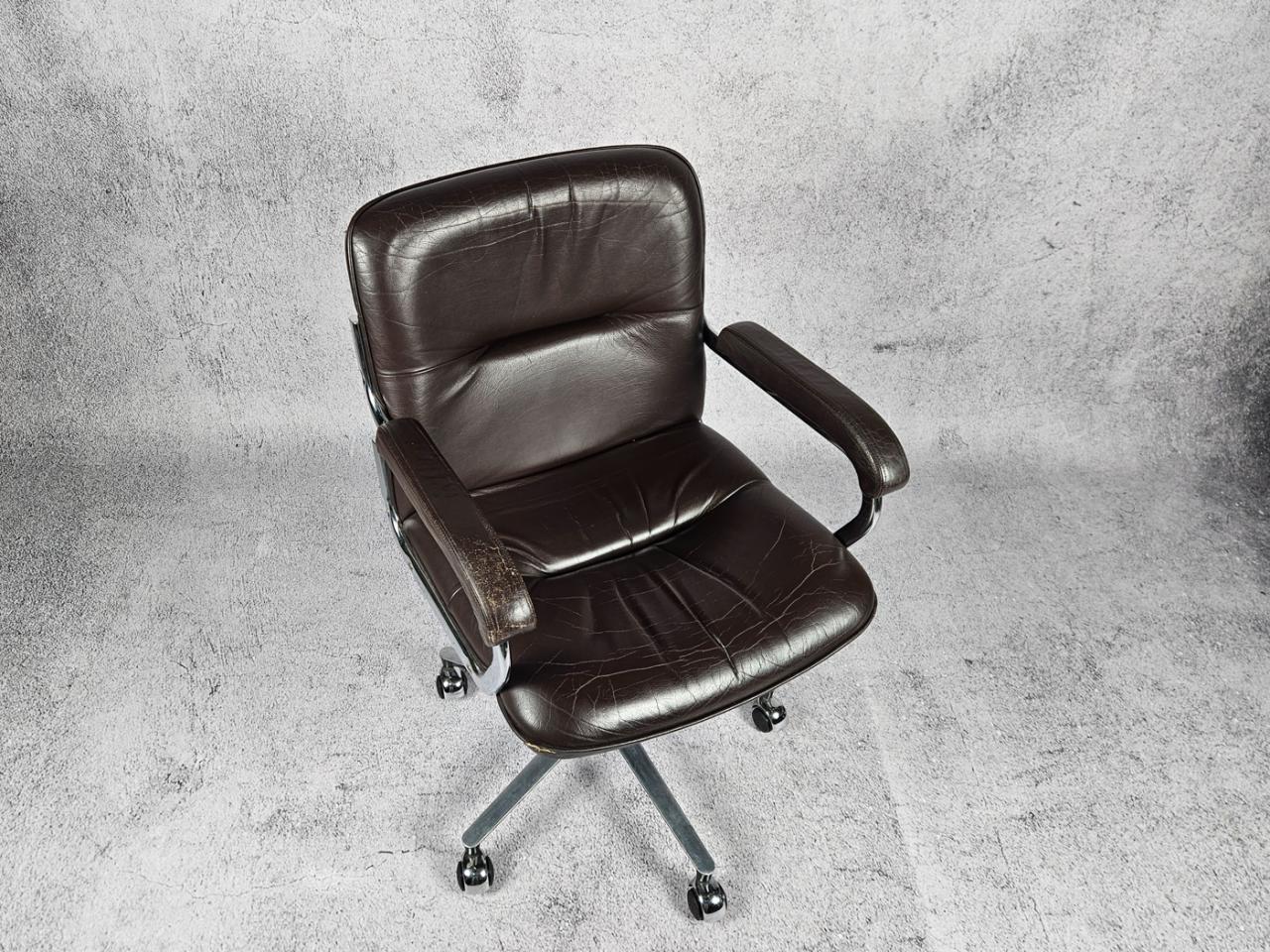 SWIVEL OFFICE CHAIR