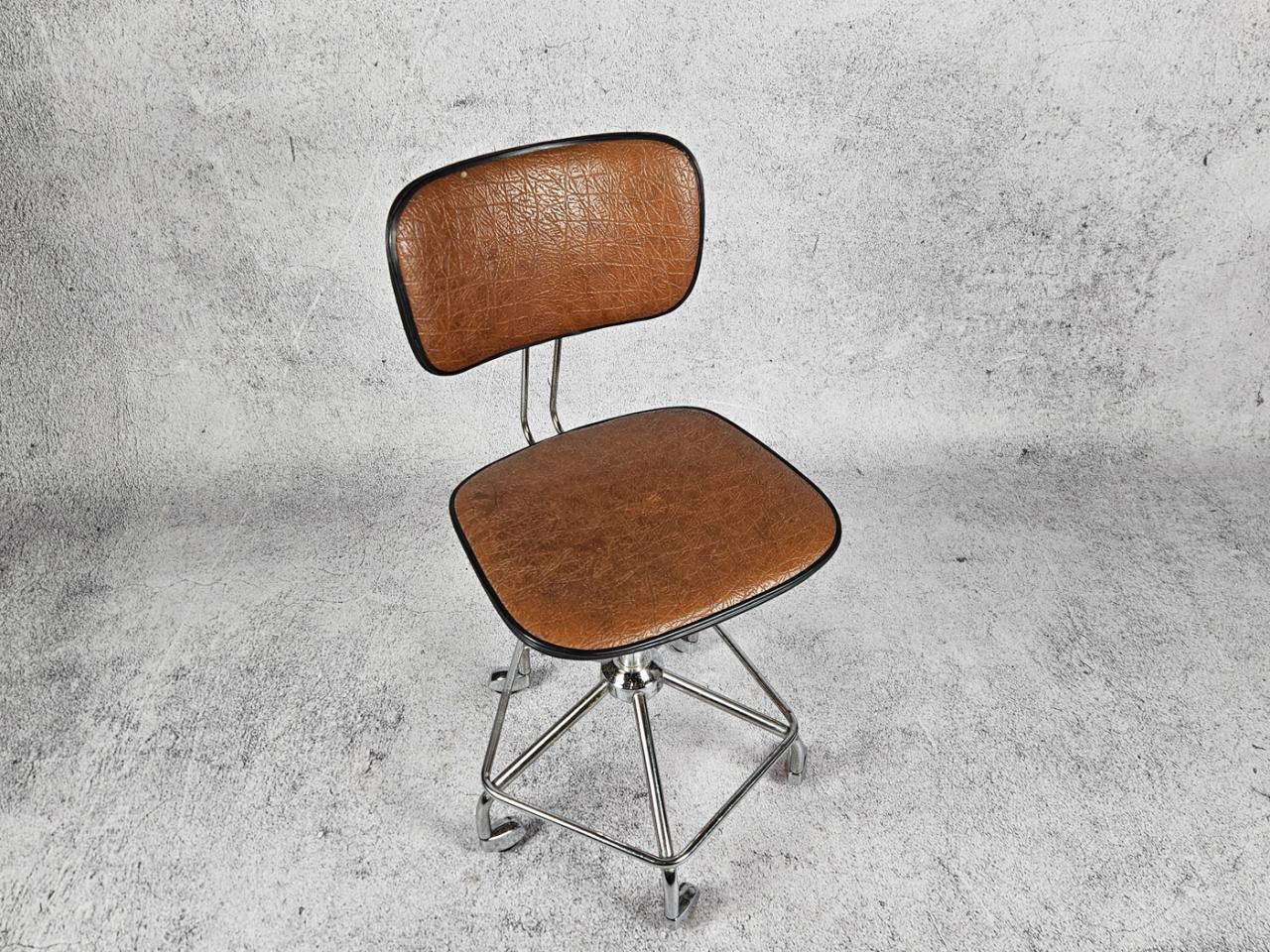 SWIVEL OFFICE CHAIR