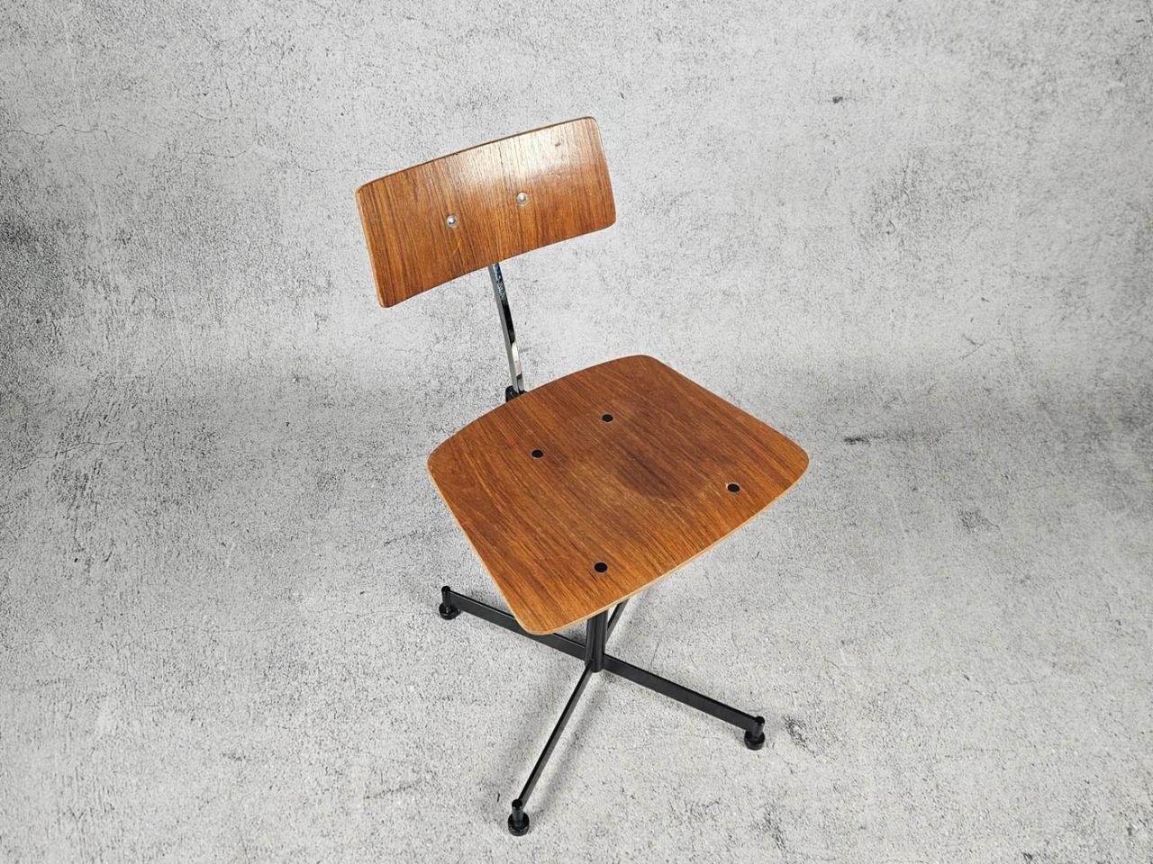 SWIVEL CHAIR