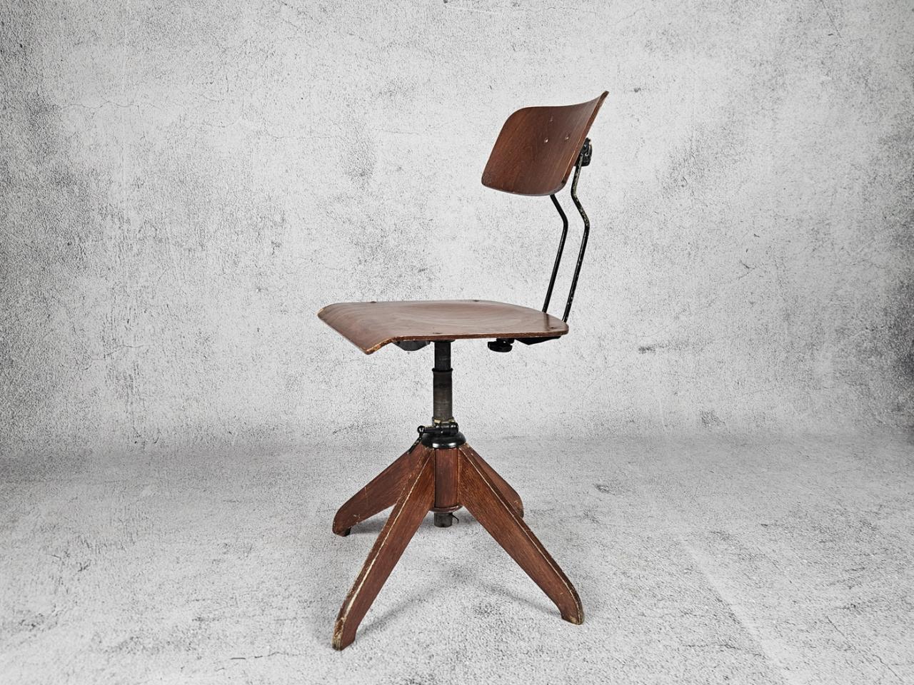 SWIVEL CHAIR