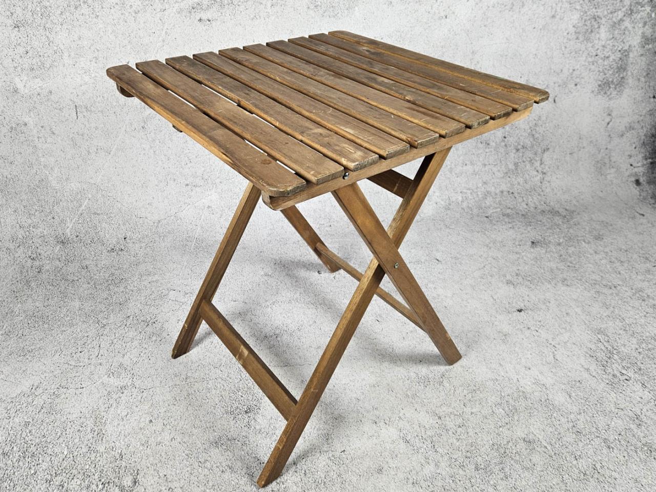 GARDEN TABLE