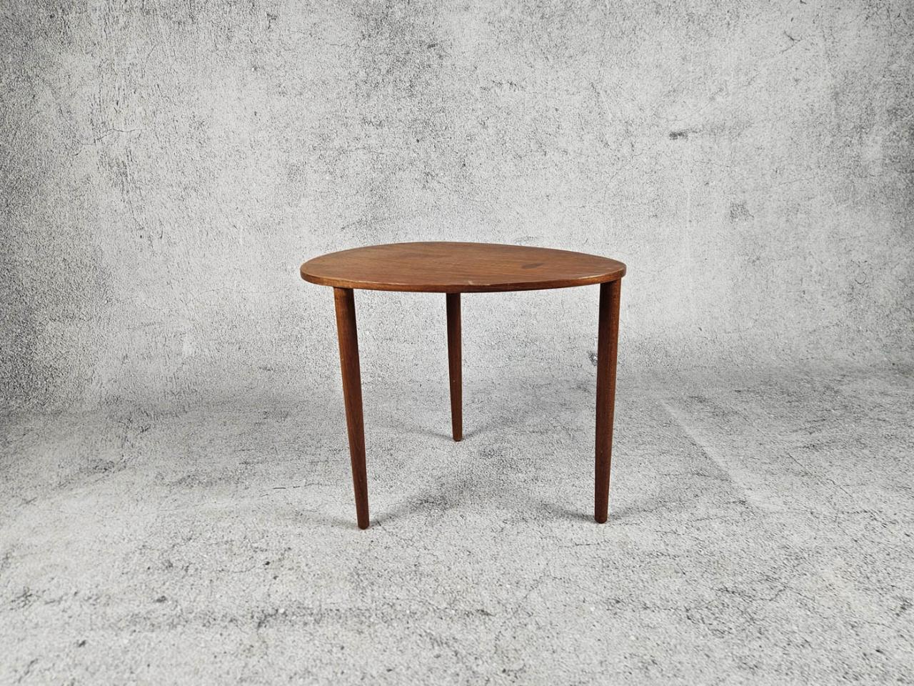 SCANDINAVIAN TABLE