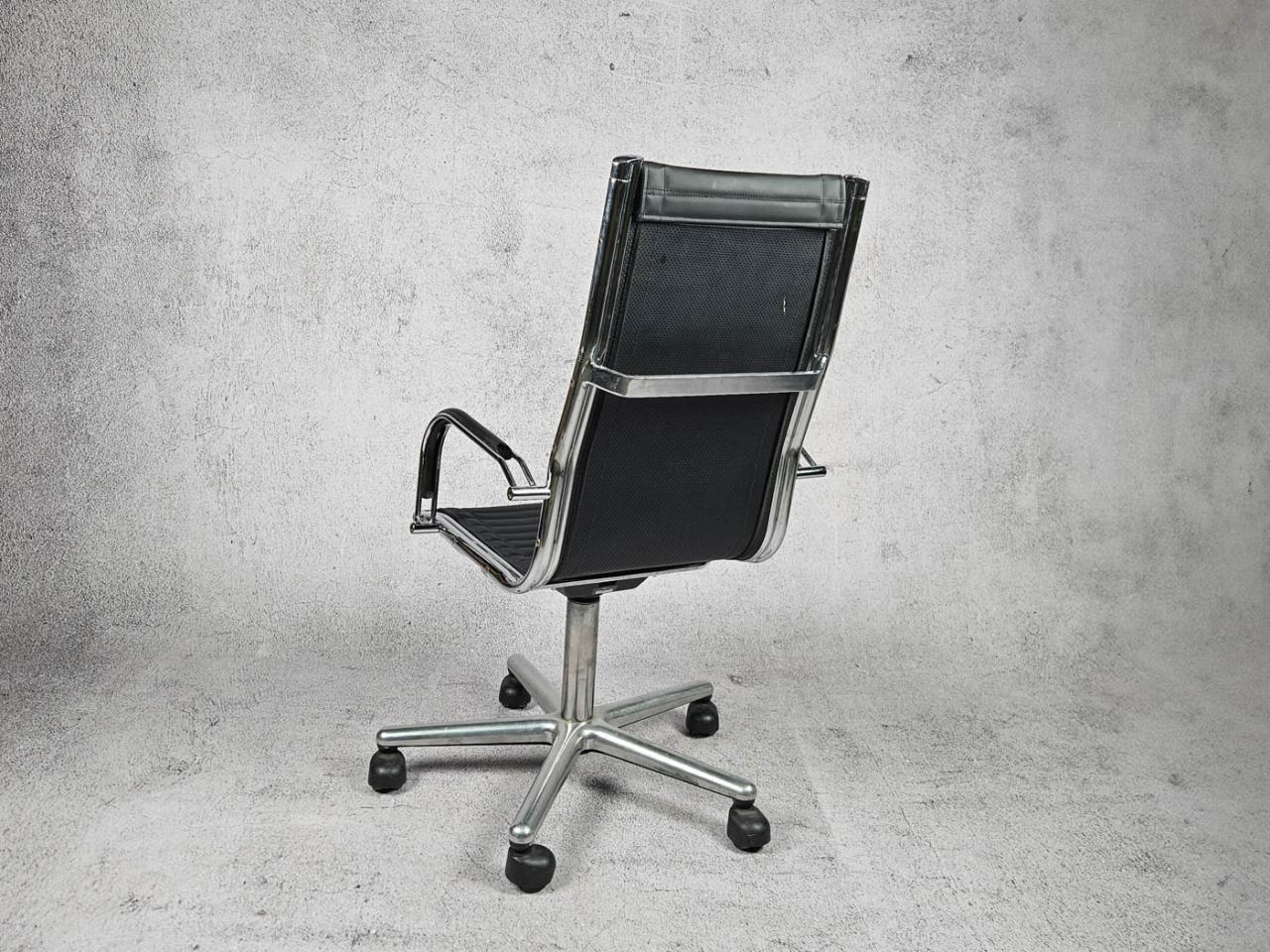 SWIVEL OFFICE CHAIR