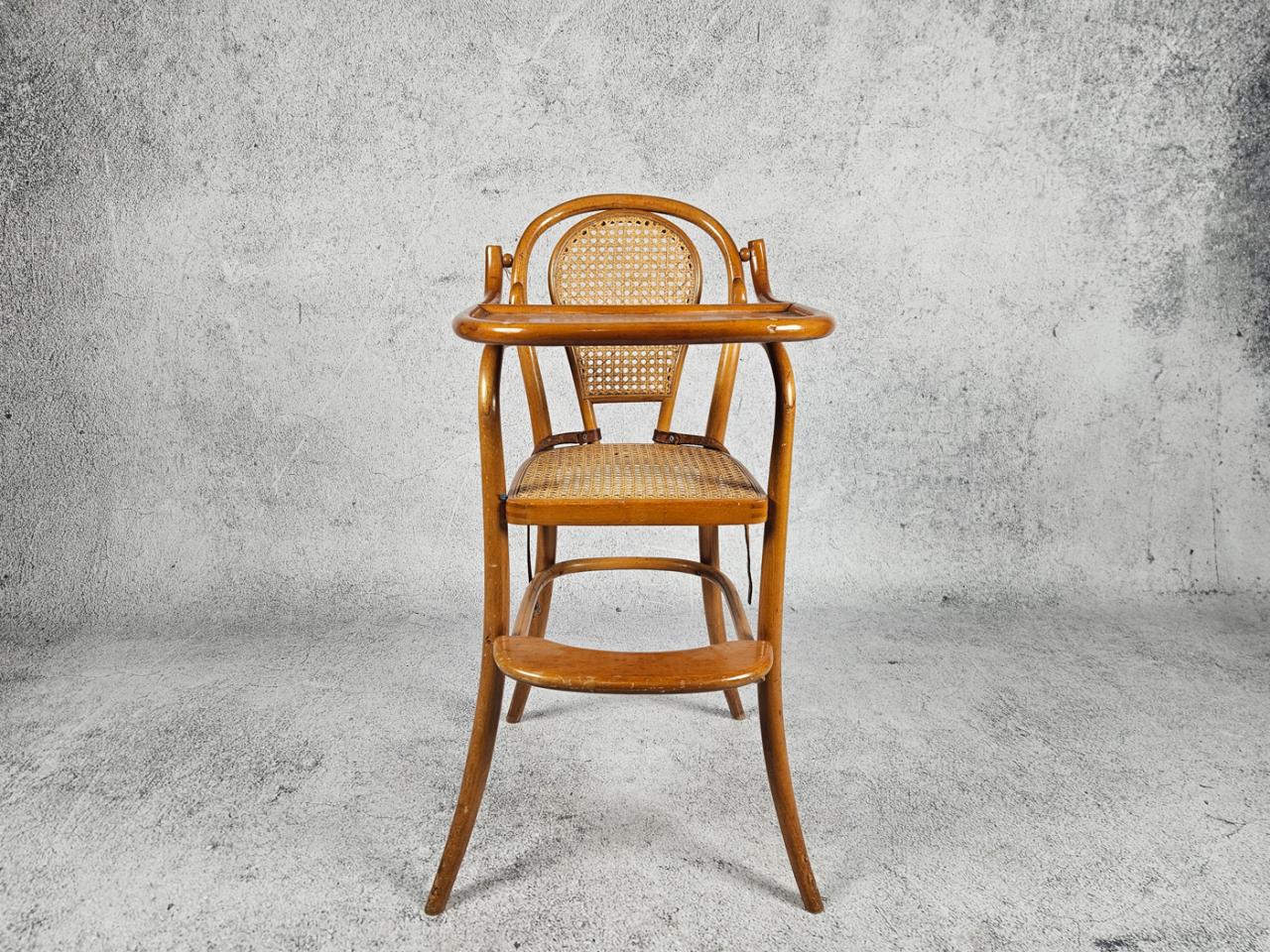 FEEDING CHAIR